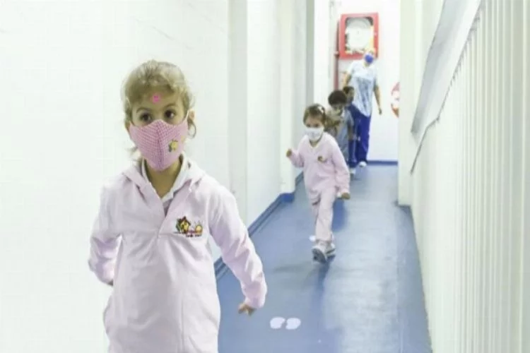 Korkulan oldu! İngiltere'de okullarda koronavirüs patlaması