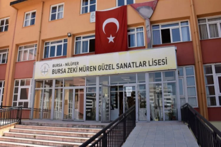 Zeki Müren'in sahne kıyafetleri Bursa'da özenle korunuyor