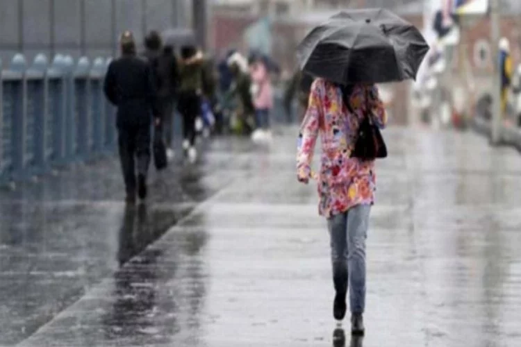 İstanbul'da beklenen sağanak yağış etkisini göstermeye başladı