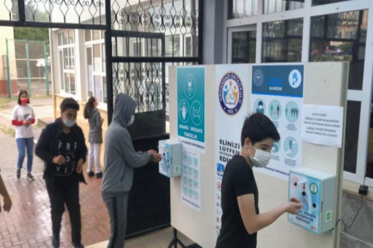 Bursa'da Bursluluk Sınavı'nda koronavirüs tedbirlerine dikkat edildi