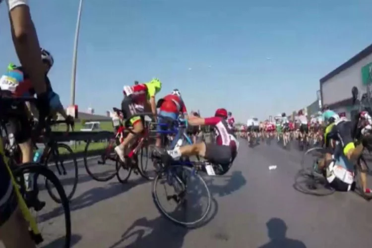Bursa'da dünyaca ünlü yarışta bisikletçilerin kazası kamerada!