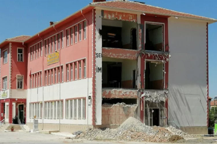 Konya'da okulun duvarı çöktü: 1 ölü