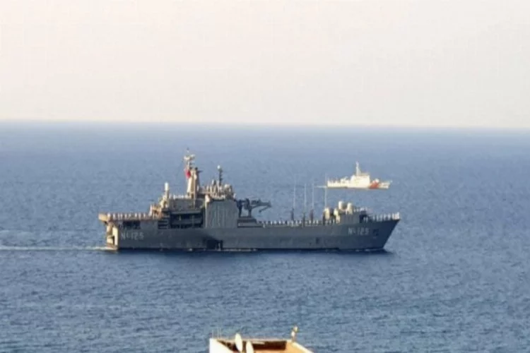 Türk savaş gemileri Kıbrıs Türk halkını selamladı
