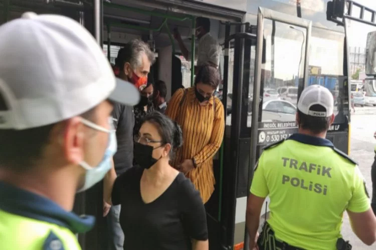 Bursa'da 40 kişiyle sosyal mesafesiz minibüs yolculuğu