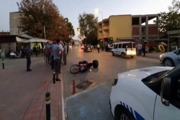 Bursa'da otomobille çarpışan motosikletli yola savruldu!