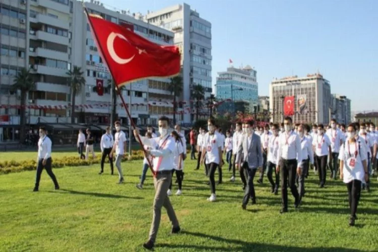 İzmir'de ülkücü gençler 12 ada için yürüdü