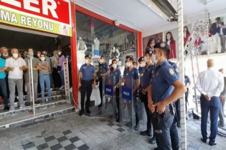 Bursa'da Kent Meydanı'nda ruhsatsız faaliyet gösteren işyeri yıkılıyor