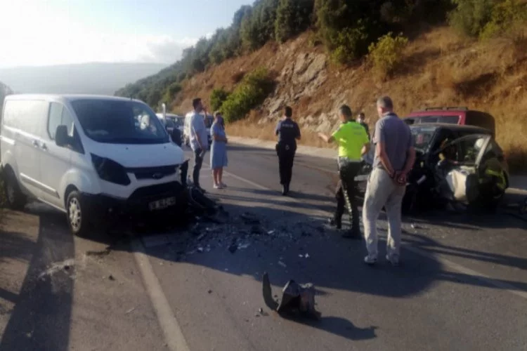 Bursa'da minibüs ile otomobil kafa kafaya çarpıştı: 1 ölü