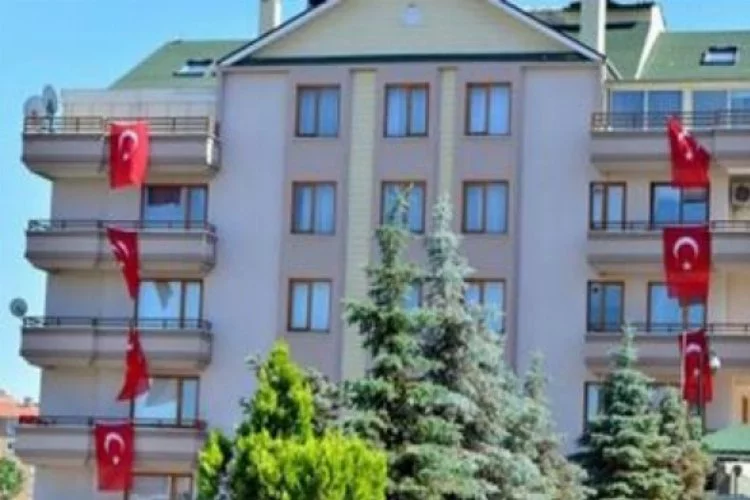 Başbakan Erdoğan evinin balkonuna bayrak astı
