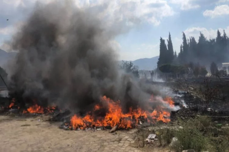 Bursa'da otluk alanda çıkan yangında araç lastikleri yandı