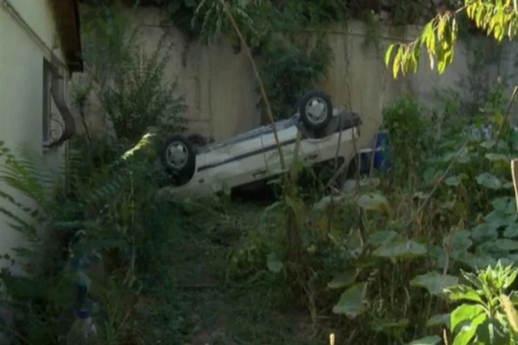Otomobil 15 metre yükseklikten evin bahçesine düştü