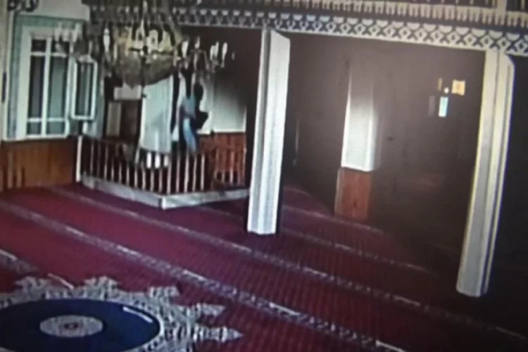 İstanbul'da camideki hırsız kamerada!