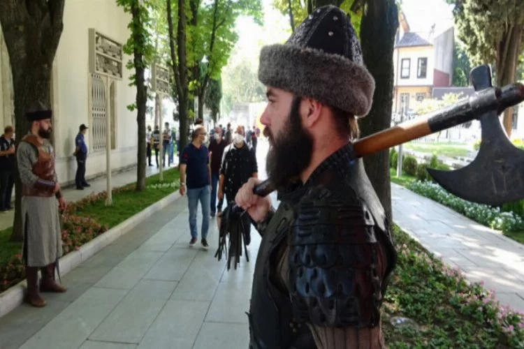 Bursa Osman Gazi Türbesi'nde saygı ve sancak nöbeti başladı