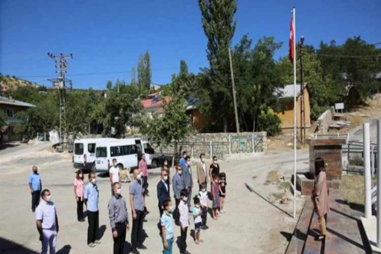Tunceli'de, PKK'lı teröristlerin şehit ettiği 6 öğretmen anıldı
