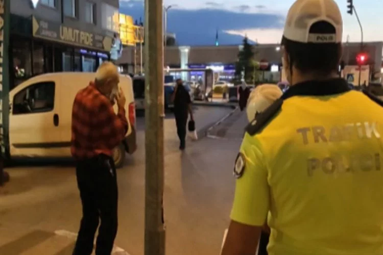 Bursa'da maske cezası alan yaşlı adam maskesini çıkartıp yoluna devam etti