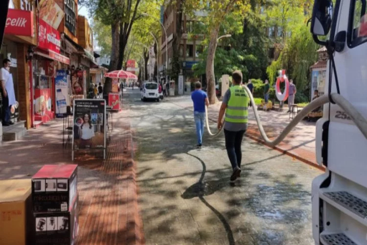 Bursa'da bu ilçede sokaklar gül suyu ile yıkandı