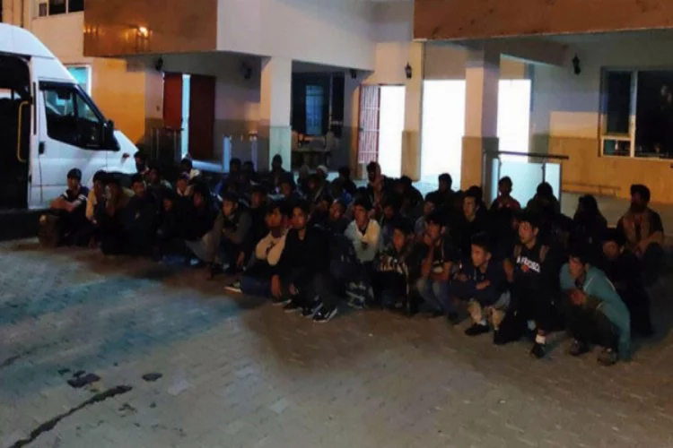 Van'da 63 kaçak göçmen, 15 kişilik minibüsten çıktı