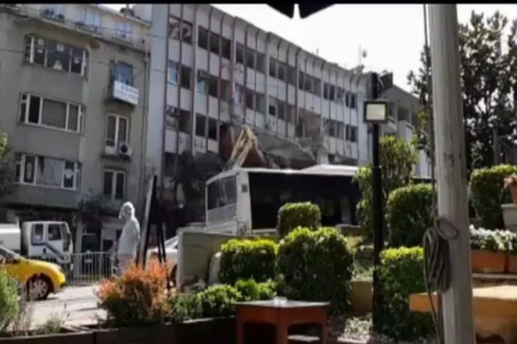 Bursa'da tarihi dönüşüm için 6 katlı bina böyle yıkıldı