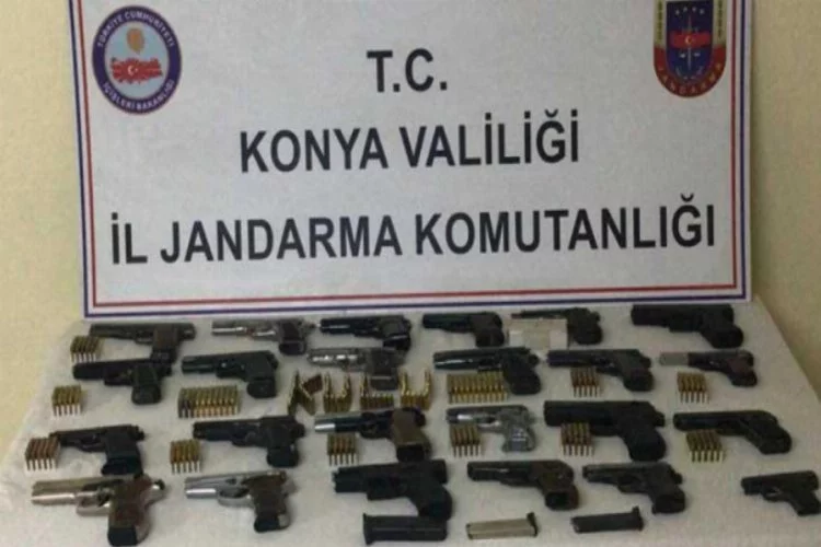 Ruhsatsız 24 tabancayla yakalanan 2 kişiye gözaltı