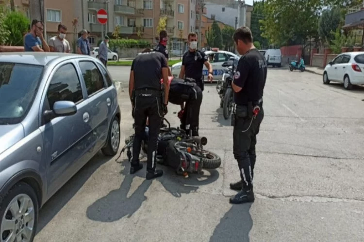 Bursa'da kaldırıma ve otomobile çarpan motosikletli ağır yaralı!