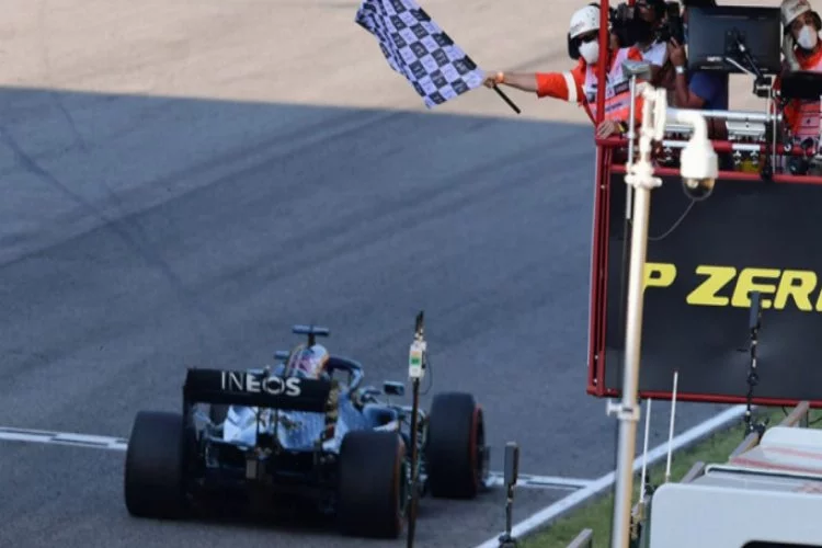 Lewis Hamilton, kırmızıda geçti