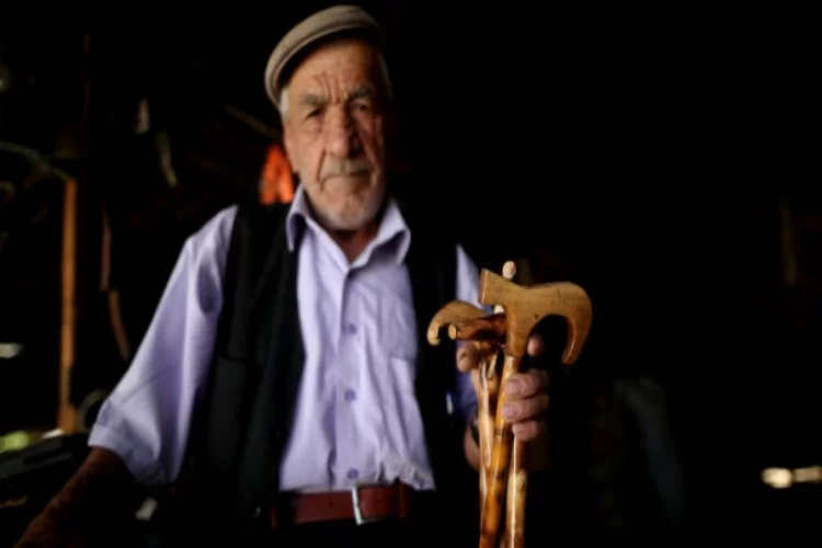 Bursa'da 78 yaşındaki bastoncu dede, gençlere parmak ısırtıyor