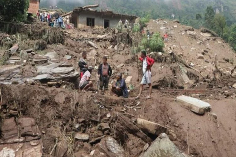 Nepal'de 12 ölü, 21 kayıp