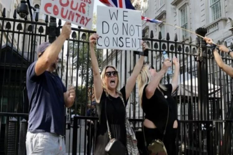 İngiltere'de Covid-19 yasağı protesto edildi