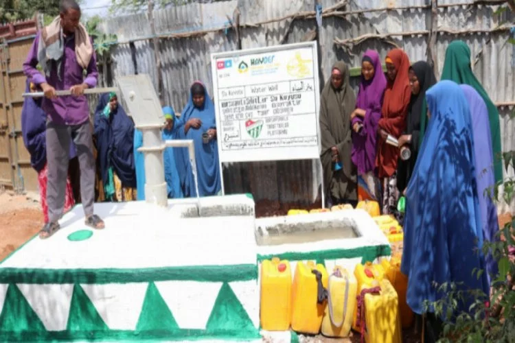 Bursasporlu taraftarlar şehitler için Somali'de su kuyusu