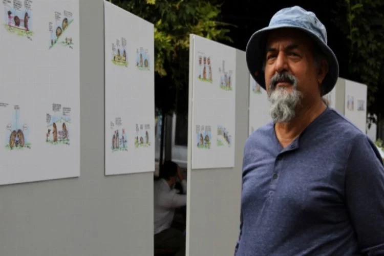 Bursa'da emekli edebiyat öğretmeni yarım asırdır aynı parkta karikatür çiziyor