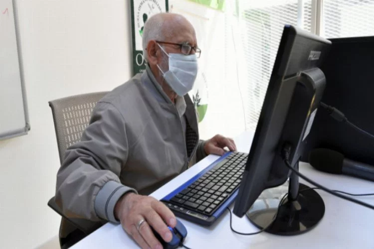 Bursa'da 86 yaşında bilgisayar kullanmayı öğrendi