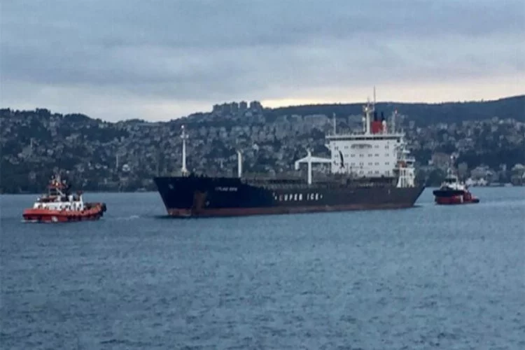İstanbul Boğazı'nda makine arızası nedeniyle sürüklenen tanker kurtarıldı