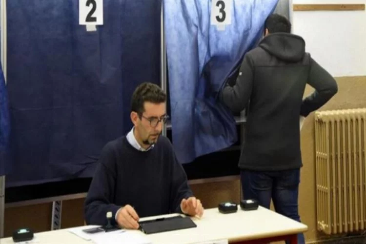 İtalya'da halk anayasa referandumu için sandık başında