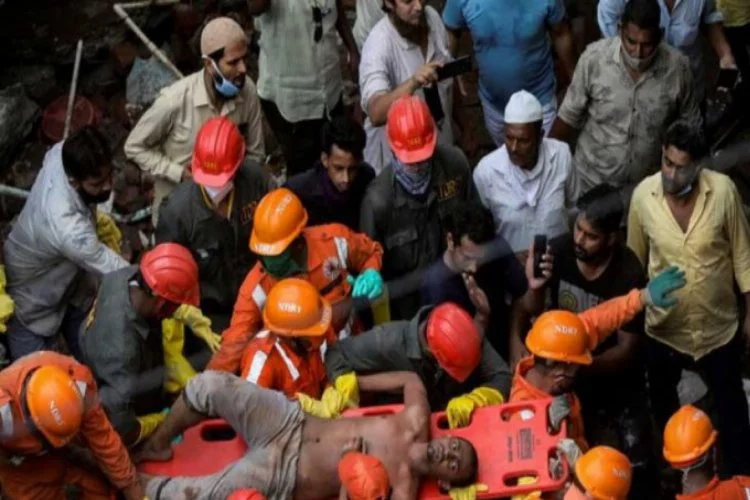 Hindistan'da bina çöktü, ölü ve yaralılar var