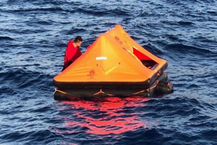 Türk kara sularına itilen 11 kişi kurtarıldı
