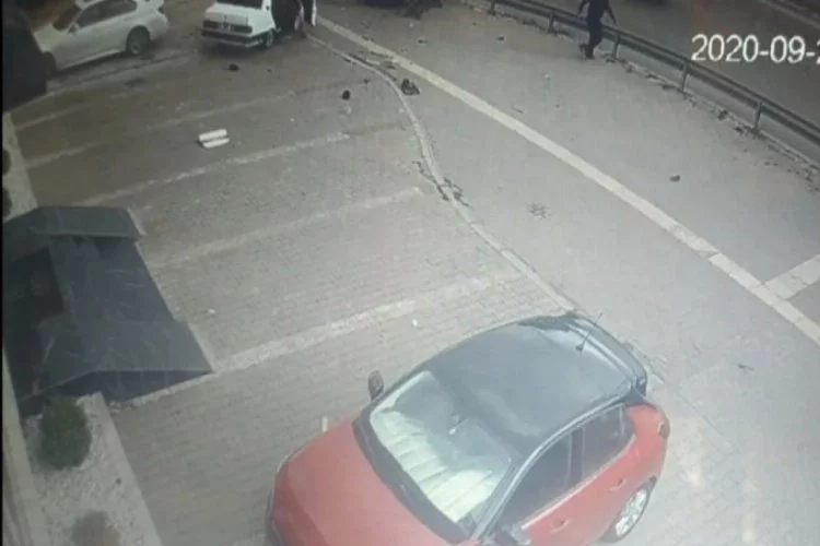 Bursa'da bozulan araçlarını çalıştırmak için iterken başka araç gelip vurdu