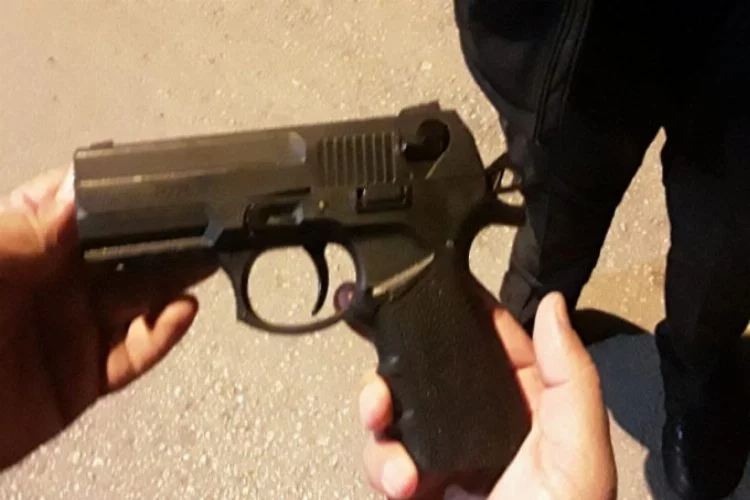 Bursa'da silahı göle attı polisten kaçtı, kovalamaca sonrası yakalandı