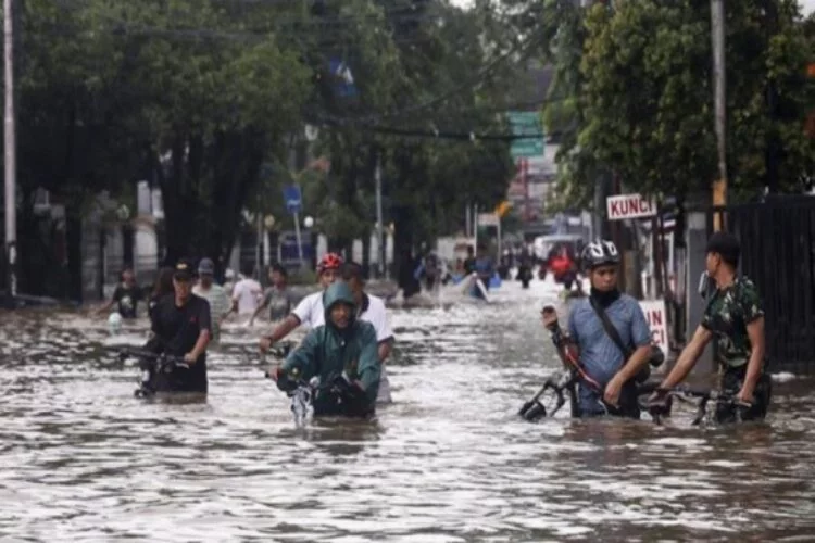 Şiddetli yağışlar Endonezya'da hayatı felç etti