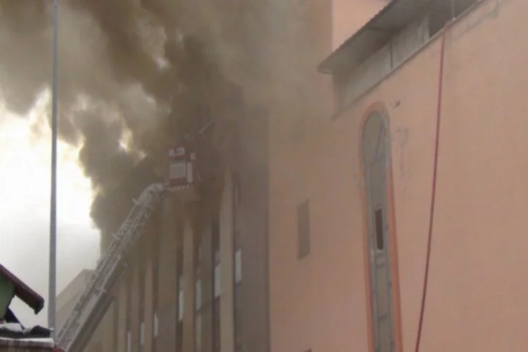 Bursa'da mobilya fabrikasındaki yangın 2.5 saat sürdü!