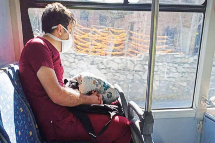 Otobüste uyuyakalan doktor: 'Yorgunluğuma değil, saldırılara üzüldüm'