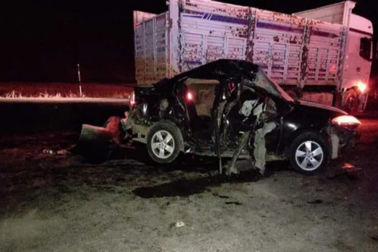 Otomobil ve kamyon çarpıştı: 1 ölü, 4 yaralı