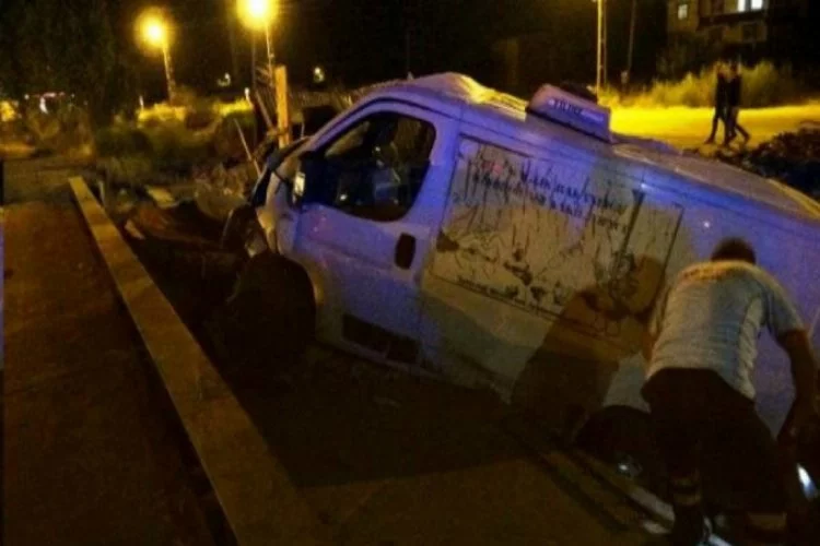 Filyasyon ekibinin minibüsü bekçi kulübesine çarptı: 1'i doktor 3 yaralı