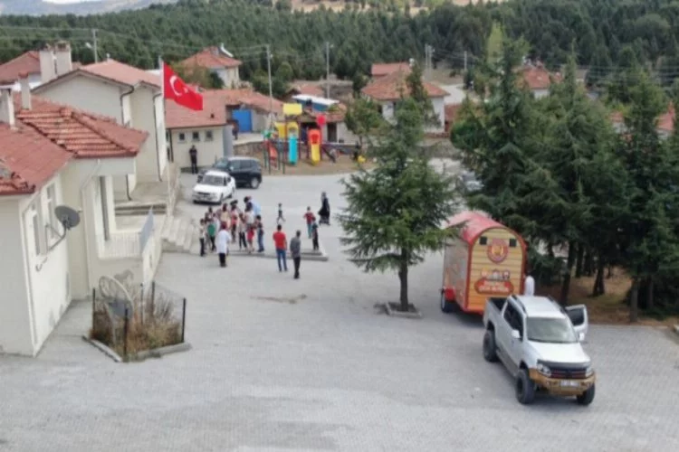 Bursa'da köy köy dolaşıp çocuklara oyuncak dağıtıyor