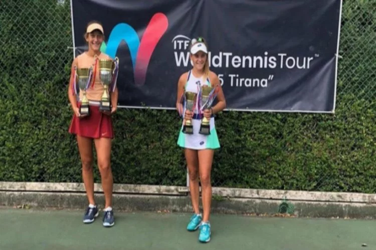 Genç tenisçilerden Arnavutluk'ta çifte şampiyonluk!
