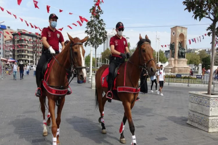 Taksim'de atlı polislerden koronavirüs denetimi