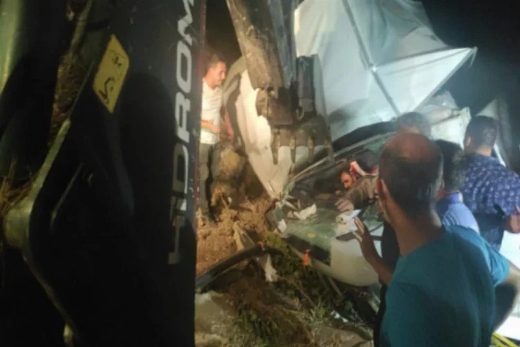 Bursa'da kamyonet şarampole yuvarlandı: 2 yaralı