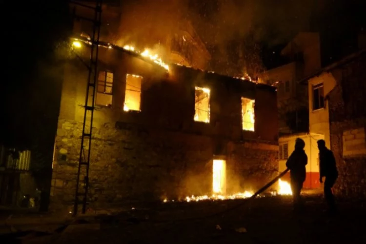 Bursa'da tarihi ahşap evdeki yangın mahalleliyi sokağa döktü!