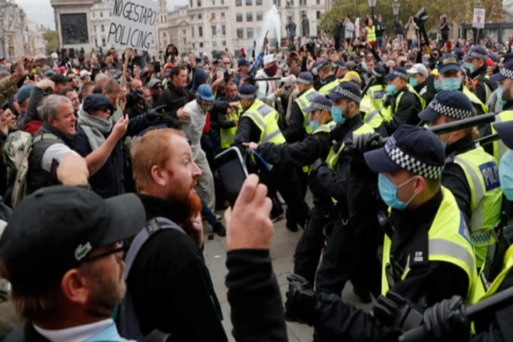 İngiltere'de karantina karşıtlarına polis müdahalesi