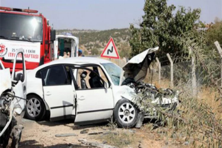 Gaziantep'te hafif ticari araç ile otomobil çarpıştı