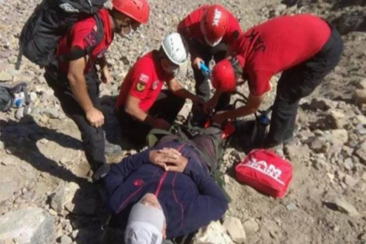 Erciyes'te zirve tırmanışında yaralanan dağcı kurtarıldı